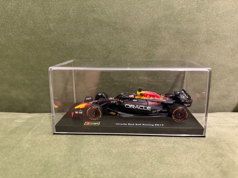 Bburago 1:43 Oracle Red Bull Racing F1 Model Car In Display Case