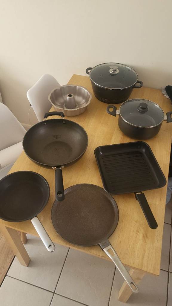 Kitchen Pots and Pans Set – Good Condition, Various Sizes