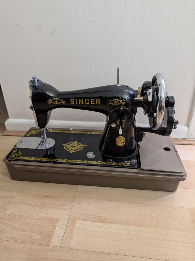 Vintage 1950s Rare Singer 15, 15K hand crank sewing machine with Trefoil decal
