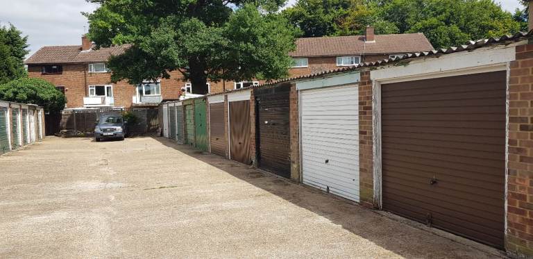 Clean safe garage for rent