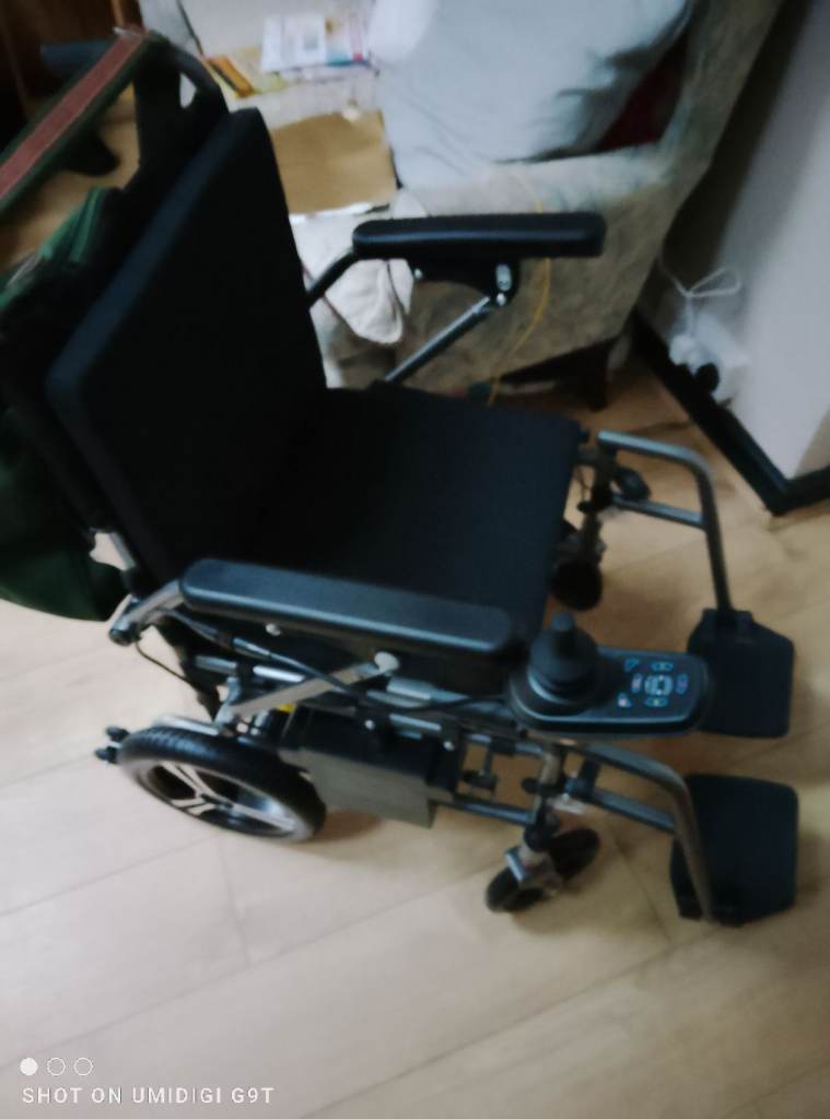 New wheelchair electric folded into boot of most cars can carry up to 18 stones only use once