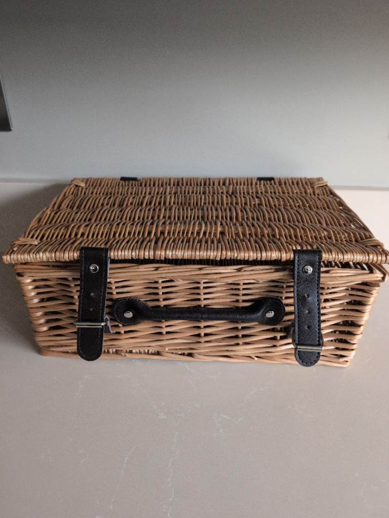 Small hamper basket, not used so excellent condition 