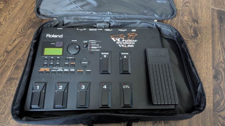 Roland VG-88 V-Guitar System Multi-Effects Pedal with Case