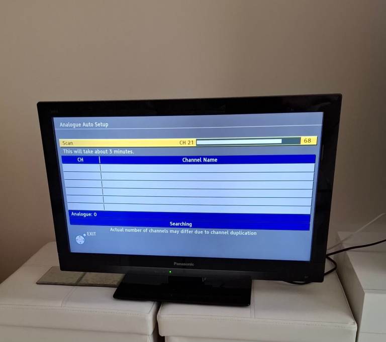 Panasonic TX-L24E3B 24-inch LCD HD Freeview Television with Remote Works Perfectly 