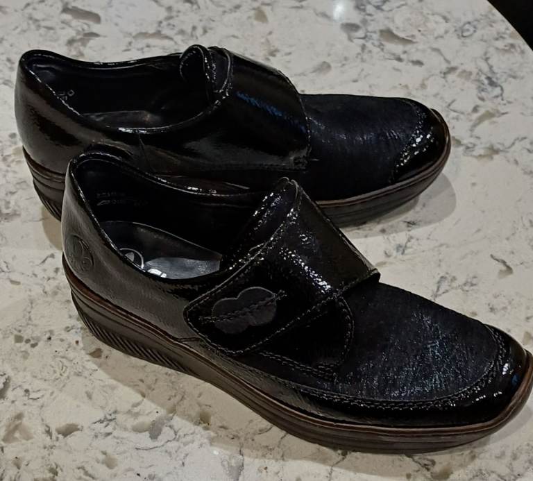 LADIES RIEKER BLACK PATENT SHOE SIZE 38