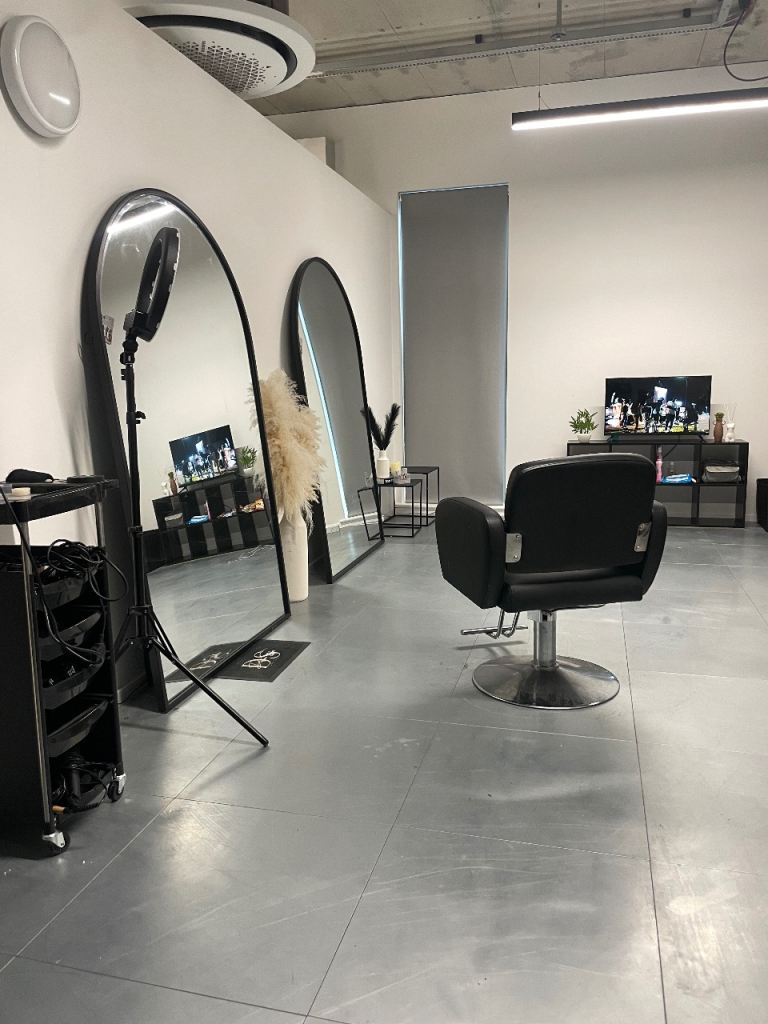 Salon/Beauty room chair for rent 