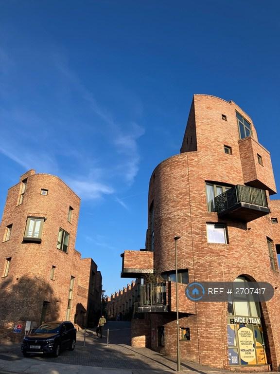 2 bedroom flat in Edgewood Mews, London, N3 (2 bed) (#2707417)