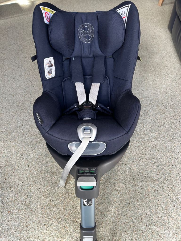 Cybex Sirona Z i-size 360 rotating car seat and Z 360 rotating isofix base