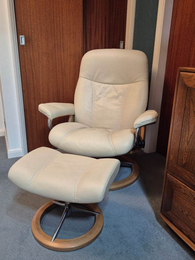 Stressless Consul Cream leather Signature chair + Footstool. Excellent Condition, As New