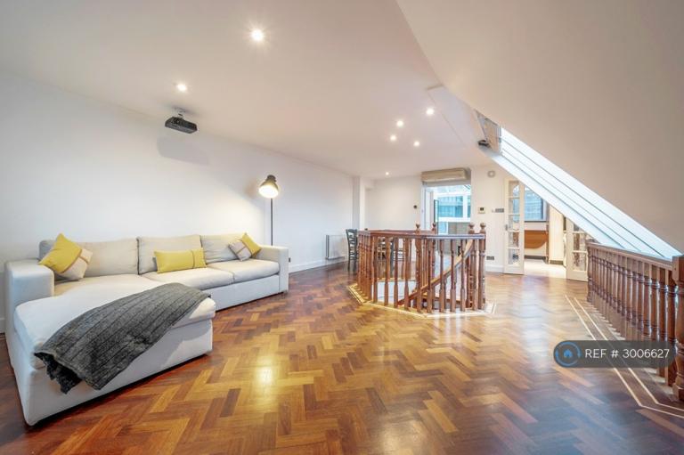 2 bedroom flat in Tradewinds Court, London, E1W (2 bed) (#3006627)