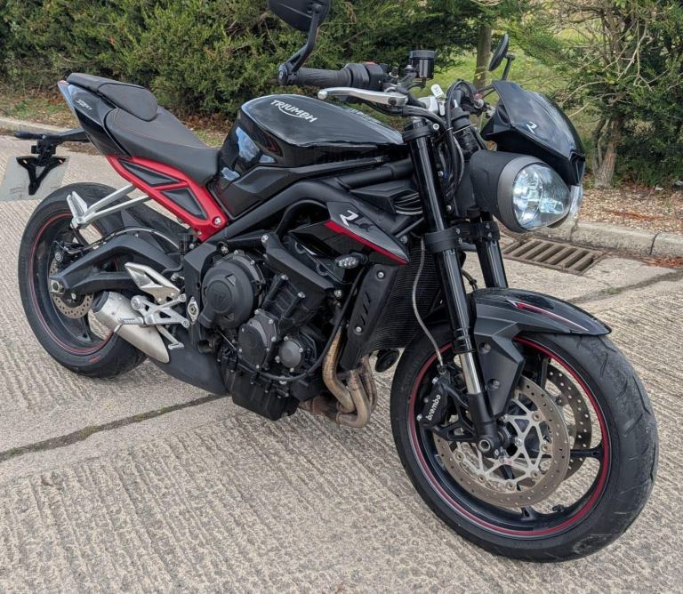 2019 69 TRIUMPH STREET TRIPLE R LOW 765 NAKED BLACK 765R - 1590 MILES YES 1k 