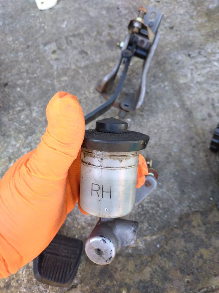 *** FOR SALE *** 2001 Toyota Corolla E11 Master Clutch Cylinder and pedal 