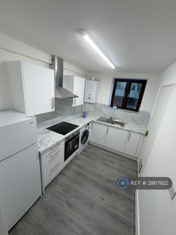 3 bedroom flat in Kintyre Court, London, SW2 (3 bed) (#2867922)