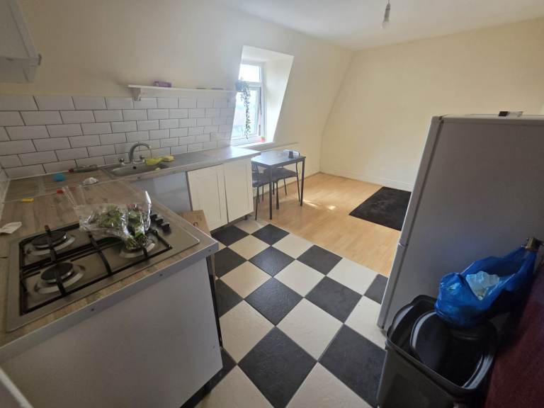 🏡 SPACIOUS 1-BEDROOM FLAT AVAIBLE NOW – SE18 5EF