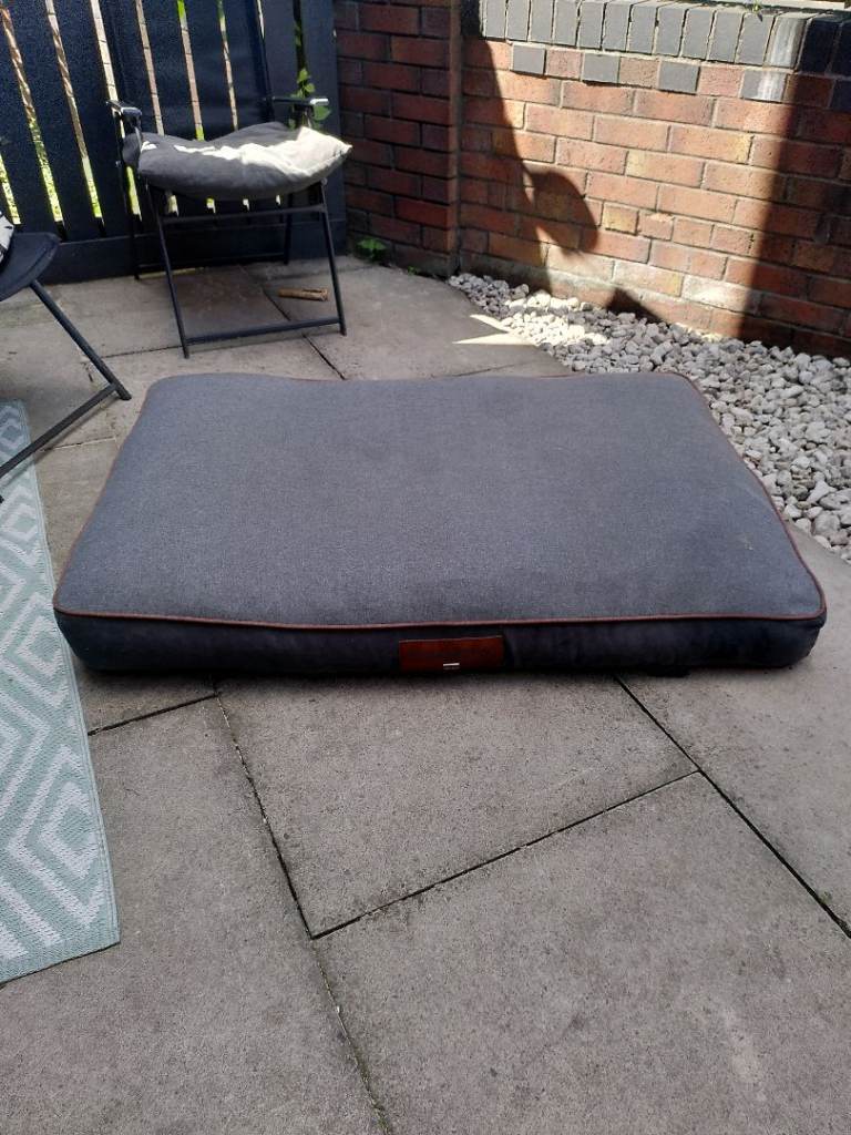 George Barclay dog bed XL