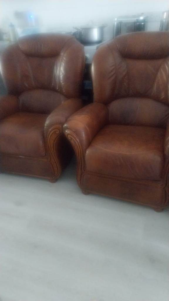 Single leather sofa 