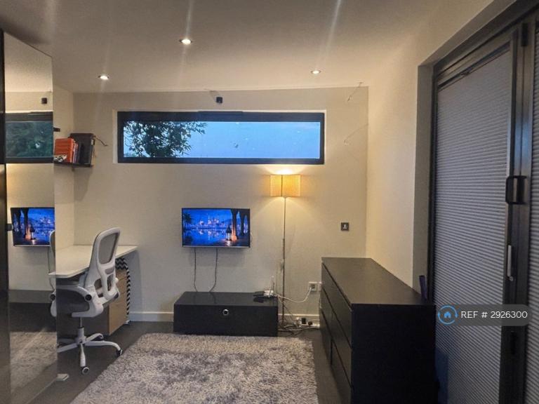 Studio flat in Hillside Crescent, Northwood, HA6 (#2926300)