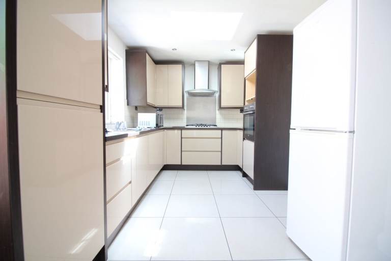 HUGE FOUR BED HOUSE WITH PARKING AND GARDEN- GREENFORD SUDBURY PERIVALE NORTHOLT WEMBLEY ALPERTON