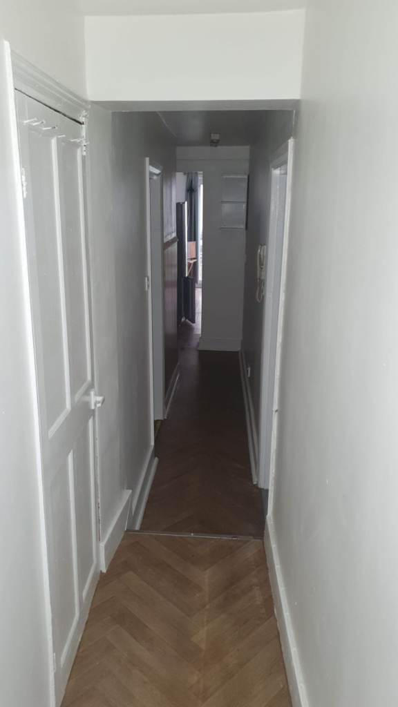 Stylish 1 Bedroom Ground Floor Flat with Private Garden, Cellar & Excellent Transport Links