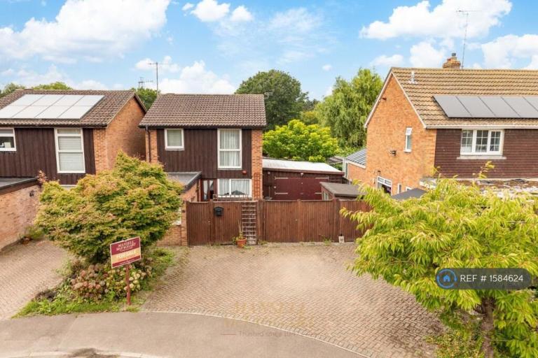 4 bedroom house in Kitsmead, Crawley, RH10 (4 bed) (#1584624)