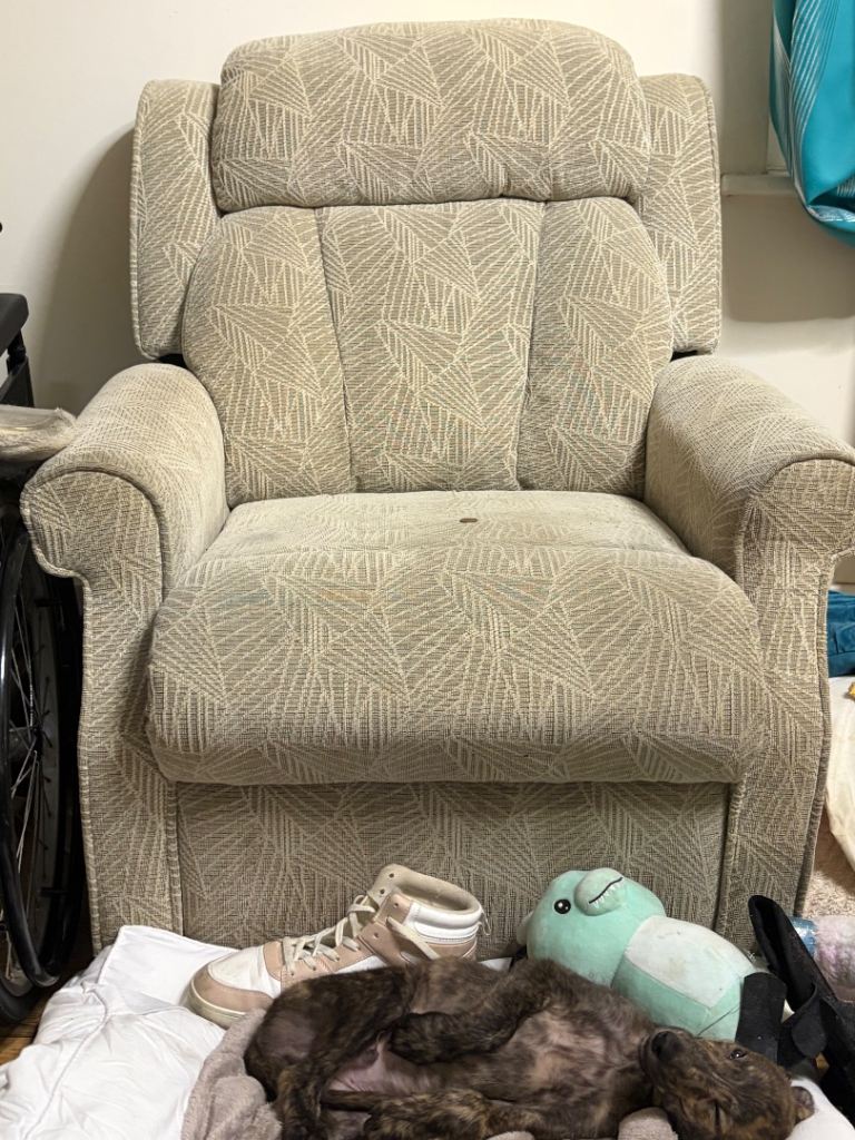 Powerlift recliner chair 