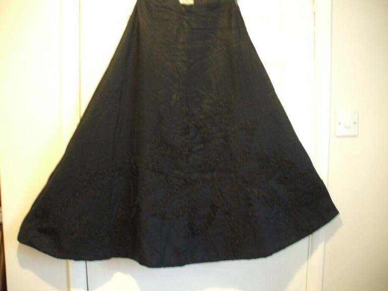 FABULOUS VINTAGE 1950S FULL  BLACK SKIRT BY PANETH OF LONDON W1 SIZE 26 INS WAIST