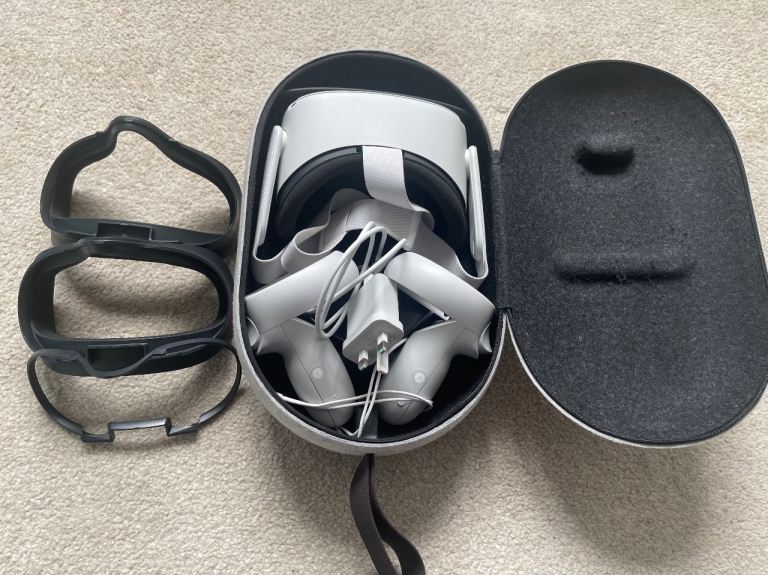 Meta Quest 2 VR Headset with Controllers and Case – Excellent Condition