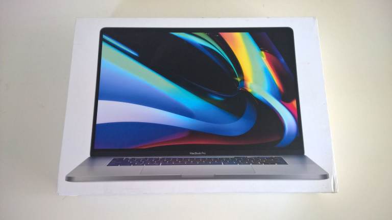 Apple MacBook Pro 16 inch A2141 (2019) Retail Box.