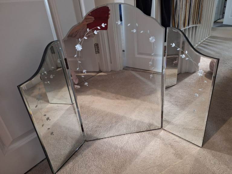 Dressing table mirror