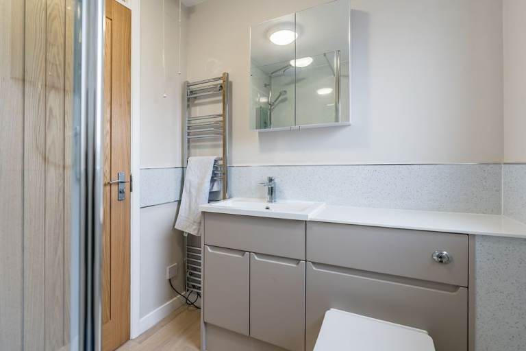 Contemporary, 2 bedroom flat in Morningside, with flexible furnishings – available NOW