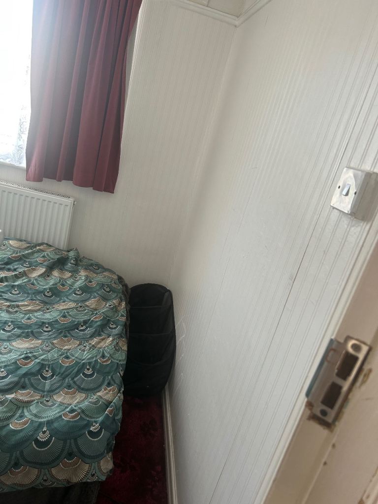 Large single room for rent 