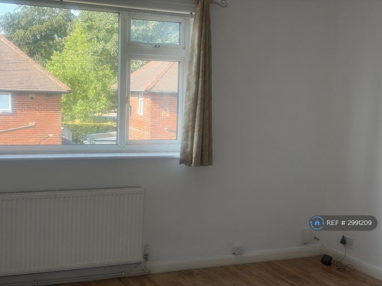 1 bedroom flat in Temple Court, Leeds, LS15 (1 bed) (#2991209)