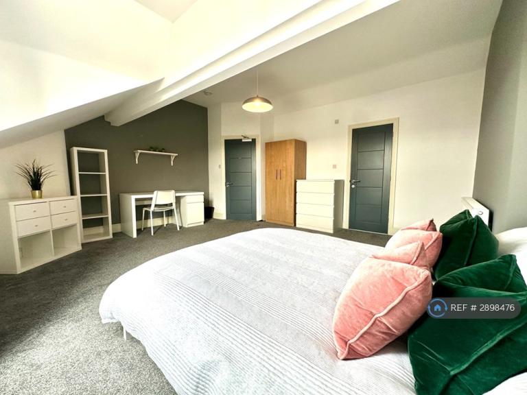 8 bedroom house in Southfield Road, Middlesbrough, TS1 (8 bed) (#2898476)