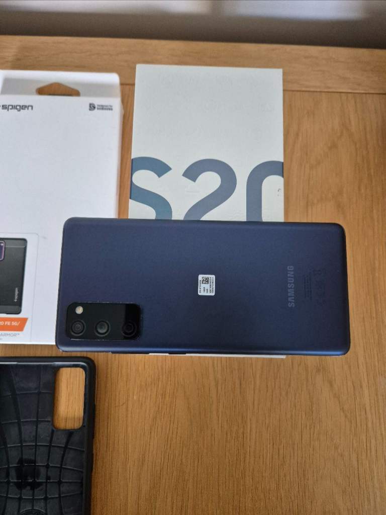 Samsung Galaxy S20 FE (Fan Edition) in excellent condition, the one with the memory card slot too