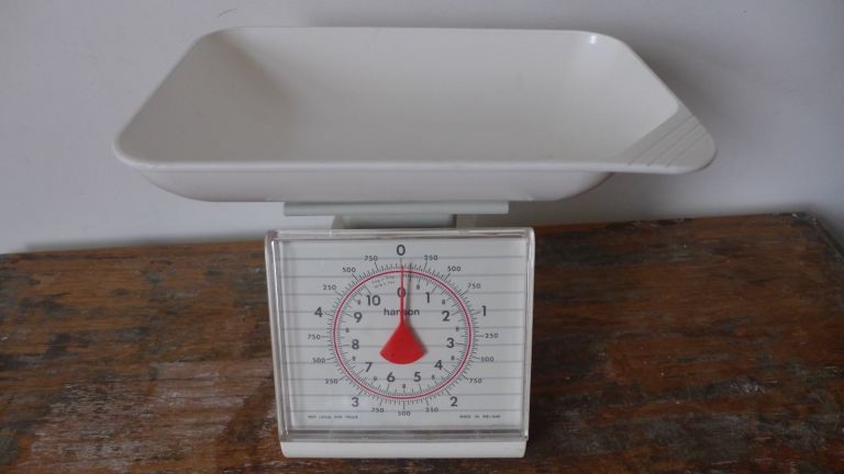 VINTAGE 1960s KITCHEN WEIGHING SCALES. MADE IN IRELAND BY HANSON. METRIC AND IMPERIAL.