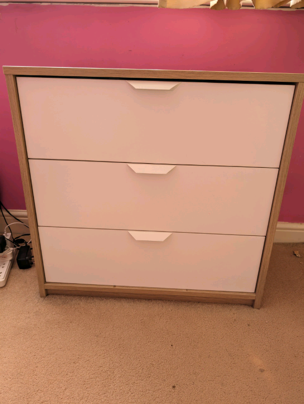 Freestanding chest of drawers