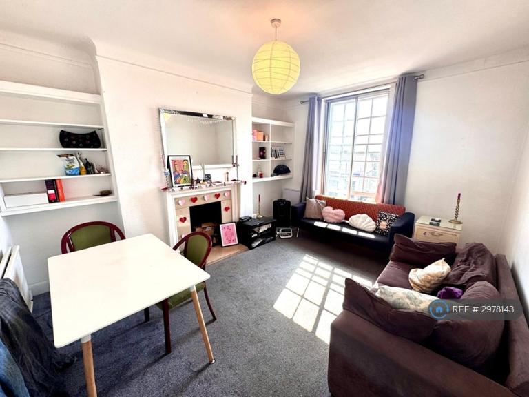 4 bedroom flat in Dudley Court Finchley Road, London, NW11 (4 bed) (#2978143)