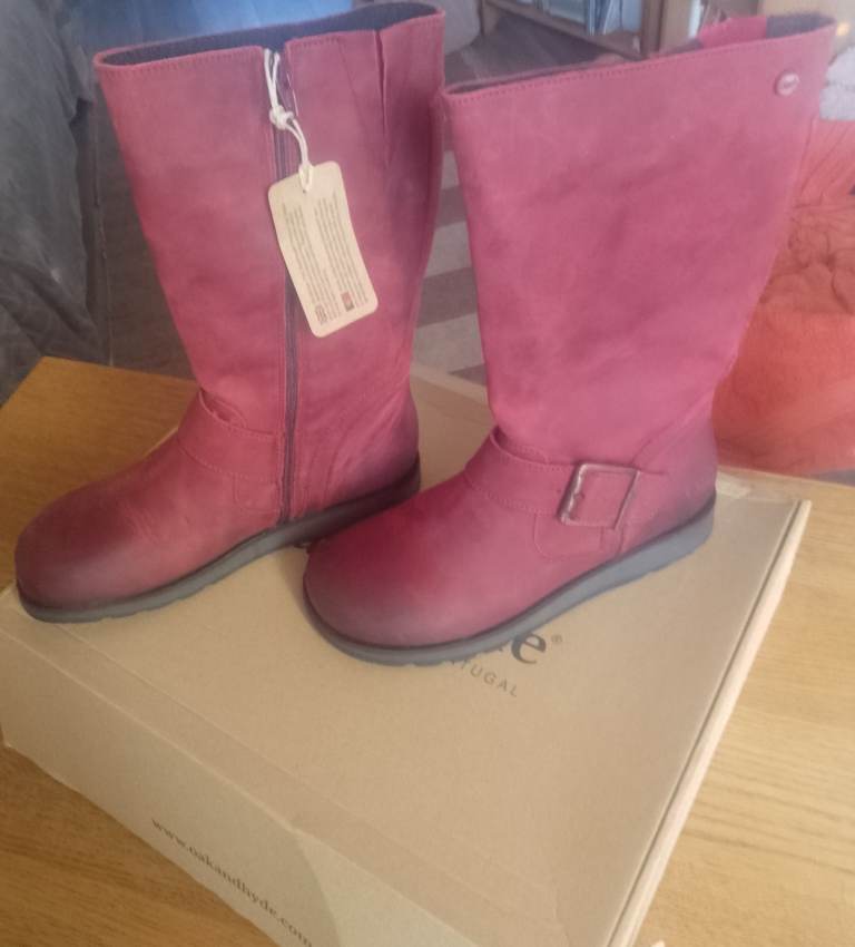 As  you can see they are Calf Height Zip up Boots - Never Been Worn - Size - UK 4 (37)