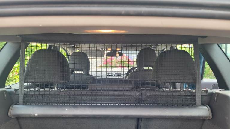 Genuine Volvo V50 LOADNET P12 OFFBLACK, PART NO:39851409 - Used