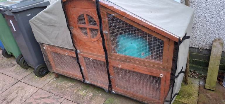 Large double rabbit hutch 