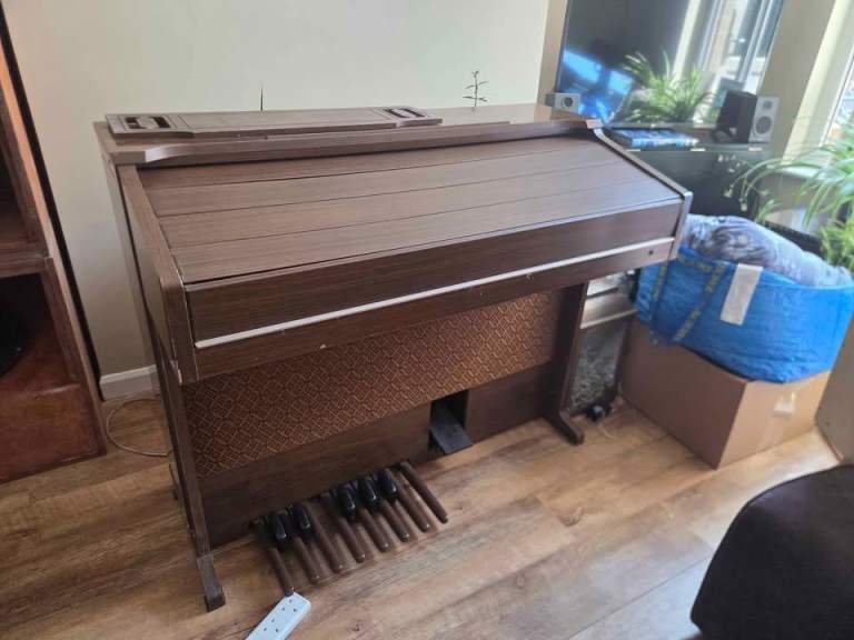 Vintage Electronic Organ with Pedals – Good Condition