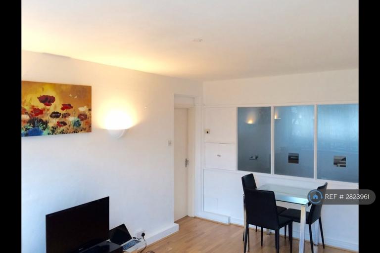 2 bedroom flat in Wyclif Court, London, EC1V (2 bed) (#2823961)