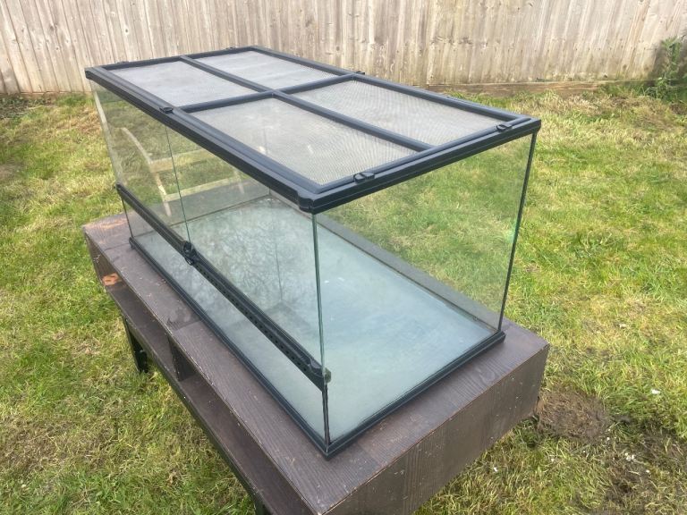 Exo Terra Terrarium 90x45x45 + Lighting & Accessories – Excellent Condition