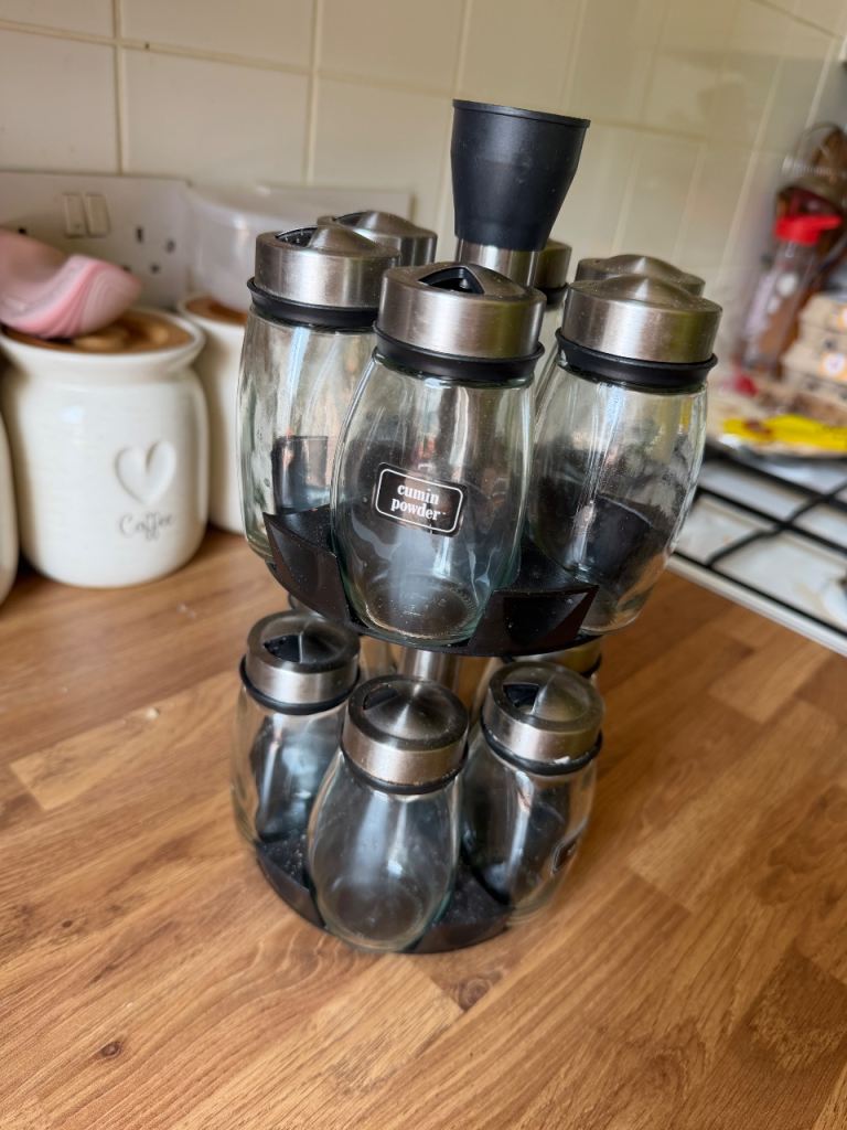 Rotating Spice Rack with 12Glass Jars – Good Condition