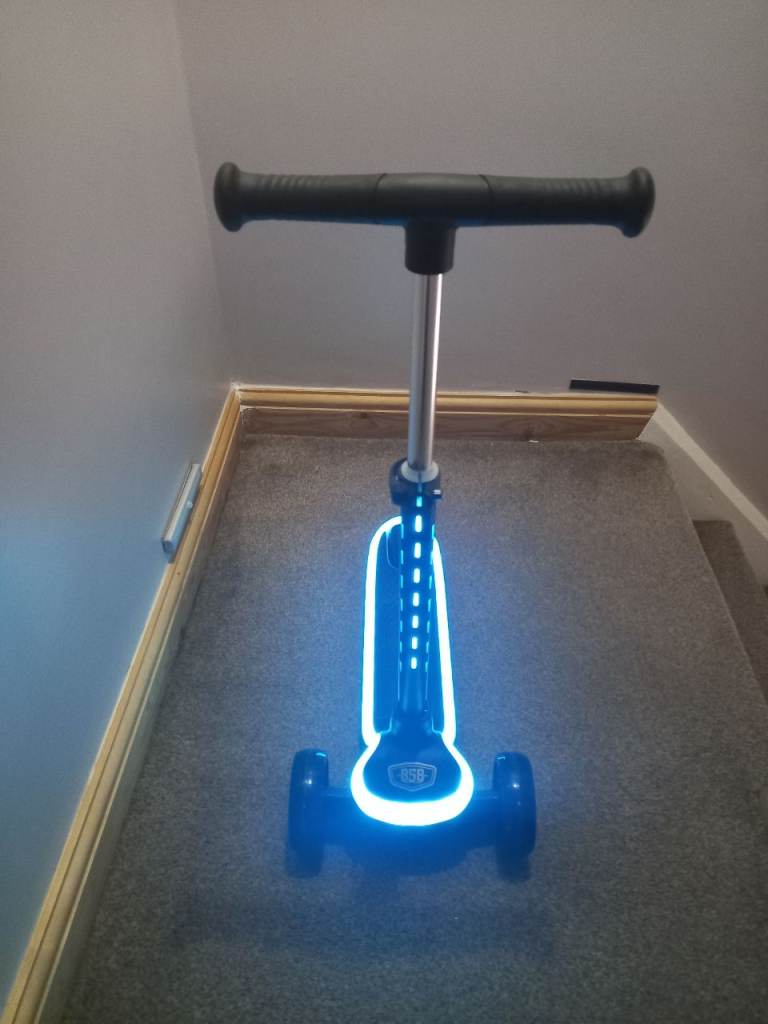 858 kids LED lite up 3 wheel scooter
