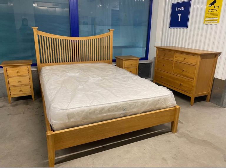 Solid Oak Willis & Gambier Super king size bed frame, bedsides & chest of drawers 