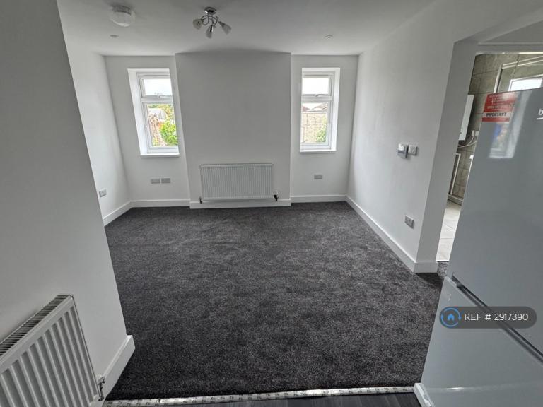 2 bedroom flat in Chapeltown, Pudsey, LS28 (2 bed) (#2917390)