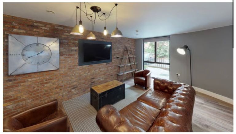 Spacious En-Suite student room - Built in speakers