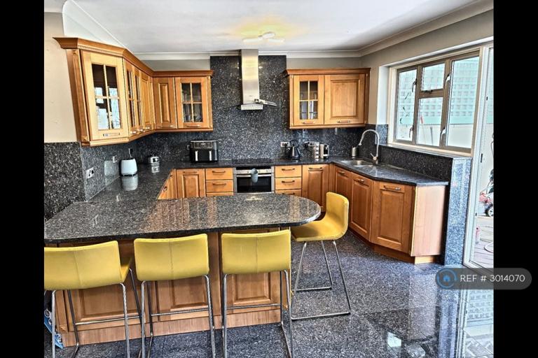 5 bedroom house in Northiam, London, N12 (5 bed) (#3014070)