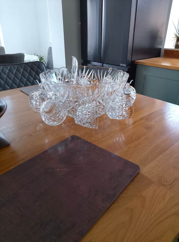 Large glass punch bowl 8 cups and ladle